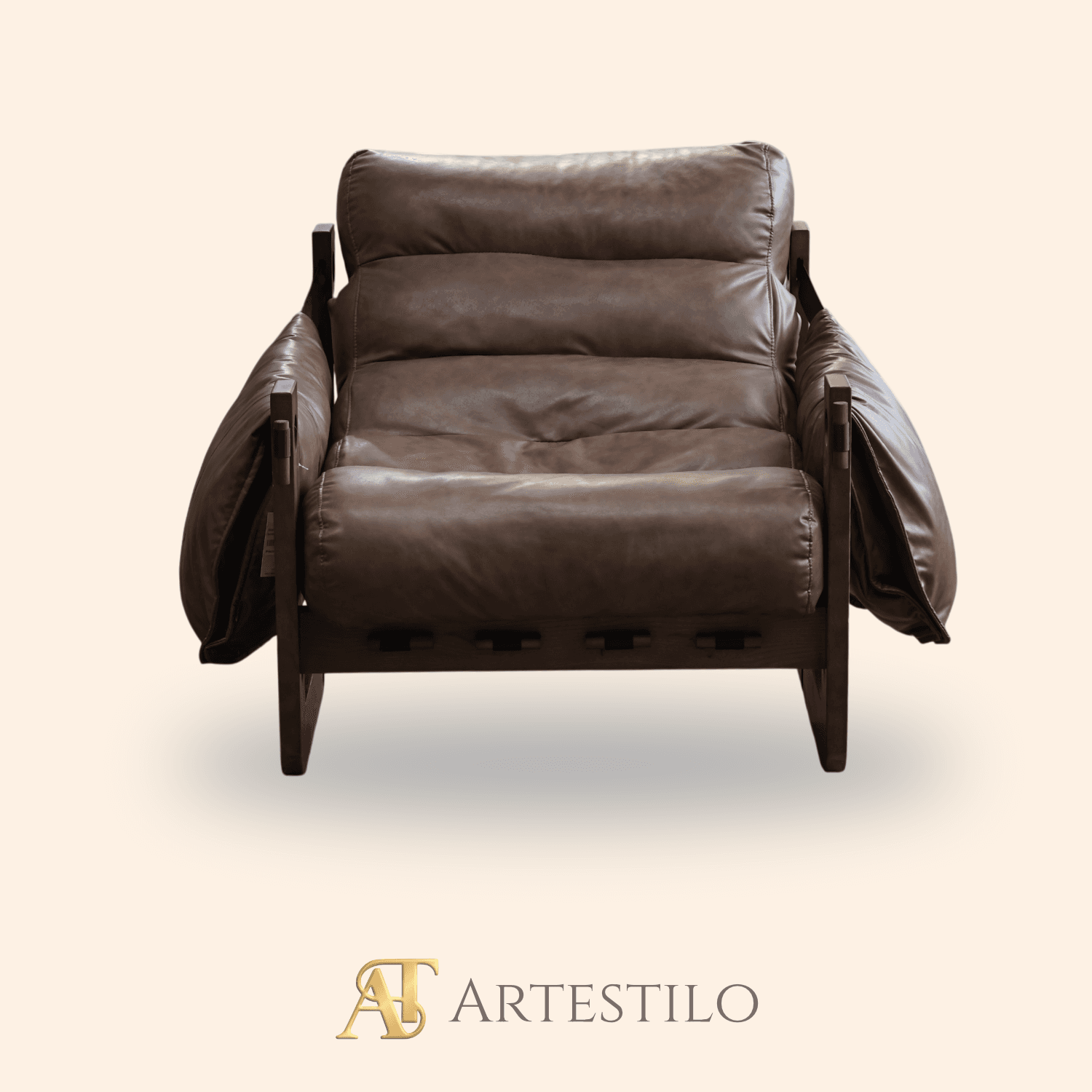 sillón individual de diseño moderno con un tapizado de cuero marrón y una estructura de madera oscura.