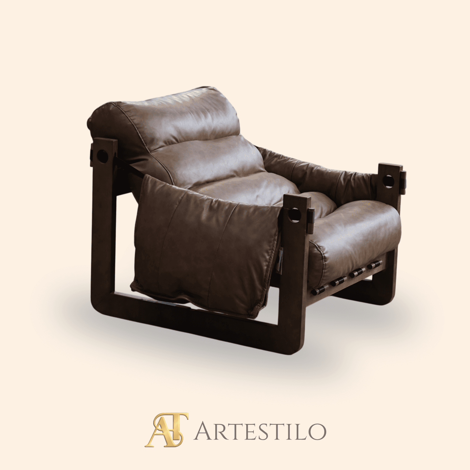sillón individual de diseño moderno con un tapizado de cuero marrón y una estructura de madera oscura.