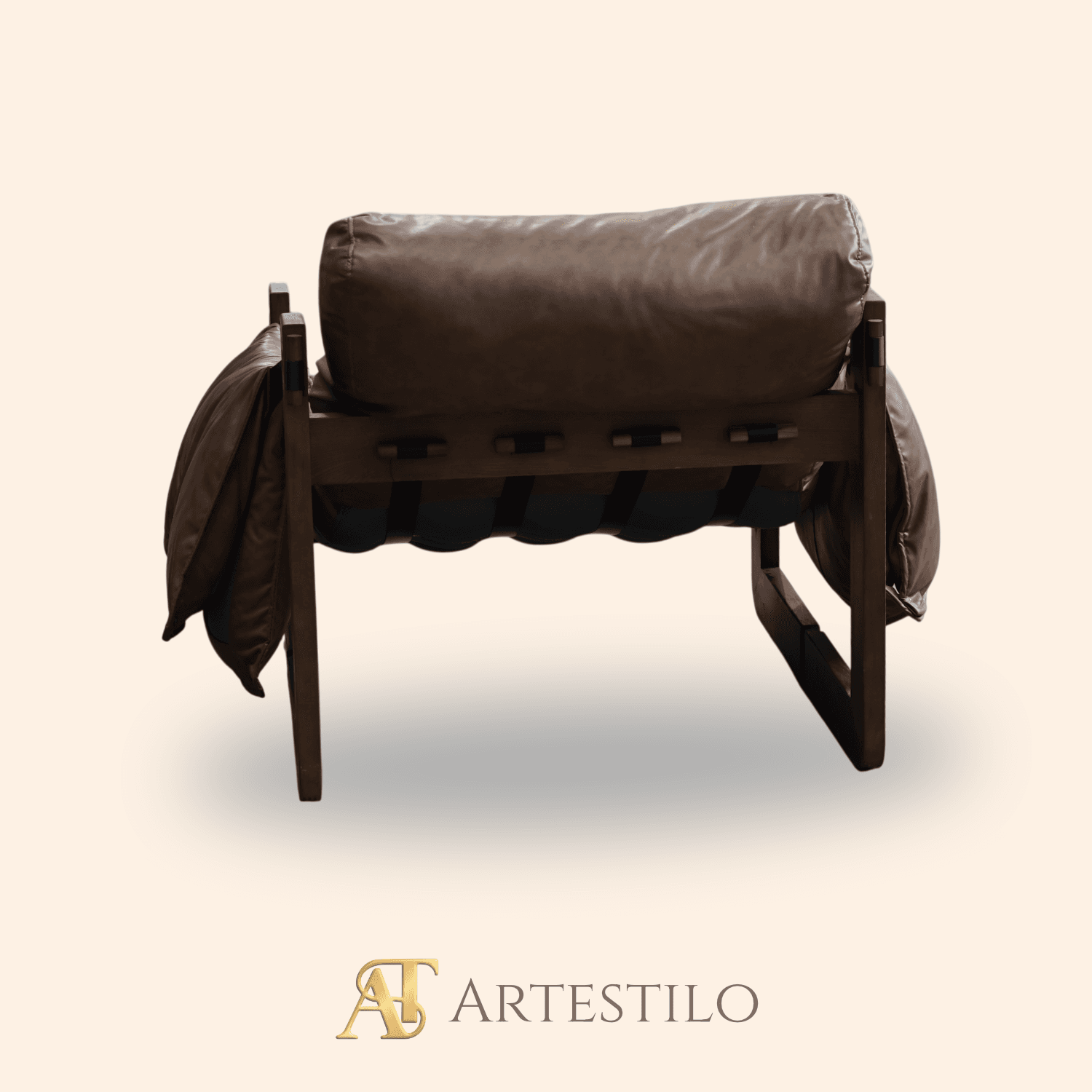 sillón individual de diseño moderno con un tapizado de cuero marrón y una estructura de madera oscura.